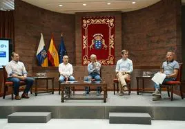 José María Zarraluqui Guillén (d), coordinador autonómico de Cruz Roja Canarias; José Félix Hernández (2i) presidente de la Fundación Canaria El Buen Samaritano; Miguel Ángel Rojas Morales (c), director territorial de Canarias Fundación Don Bosco; Ricardo Iglesias (2d), secretario general de Cáritas Diocesana de Canarias y Alfonso J. Roque Marrero (i), director provincial de la Asociación Nuevo Futuro Las Palmas.