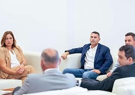 Oswaldo Betancort (centro) y José Valle (d.), en la visita de la presidenta de la Autoridad Portuaria.