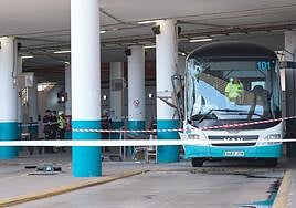 Así quedó la guagua de la línea 7 Puerto del Rosario-El Cotillo tras el mortal accidente.