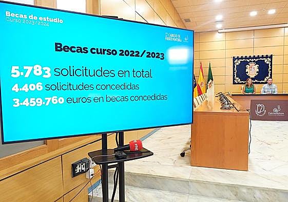 Es la primera vez que la convocatoria de las becas insulares se abre en septiembre, como subrayaron la presidenta Lola García y el consejero de Educación, Adargoma Hernández.