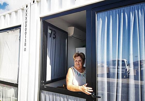 Mari Carmen, en la casa contenedor en la que vive desde hace seis meses.