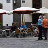 Imagen de archivo de una zona de terraza de una cafetería en el casco de Arucas.