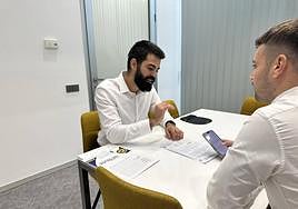 Cristian recibe la noticia de la cancelación de su deuda.