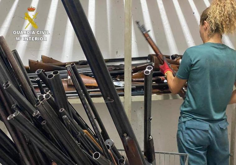 Más de 1.000 escopetas, rifles, pistolas o revólveres quedan reducidas a chatarra en Las Palmas
