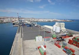 Zona de trasiego de los contenedores en el muelle comercial de Puerto del Rosario.