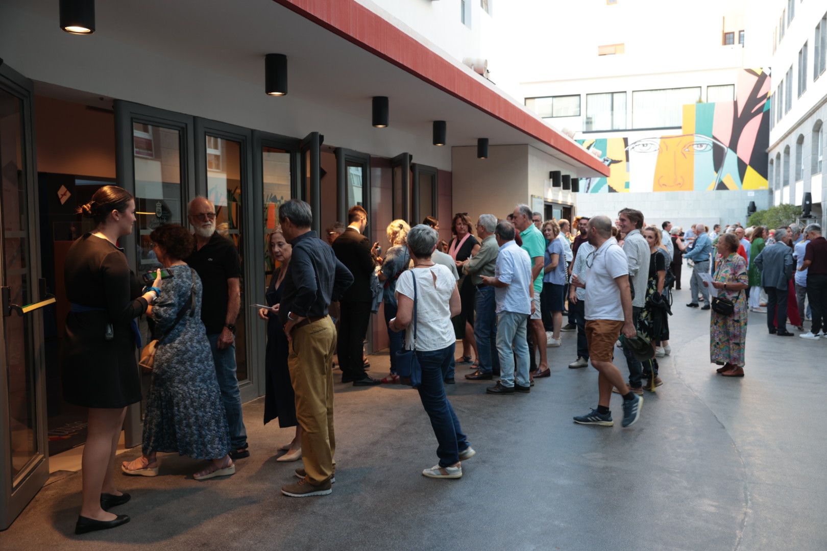 Ambiente a las puertas del Cuyás por el estreno de la obra de Nuria Espert y Mario Gas