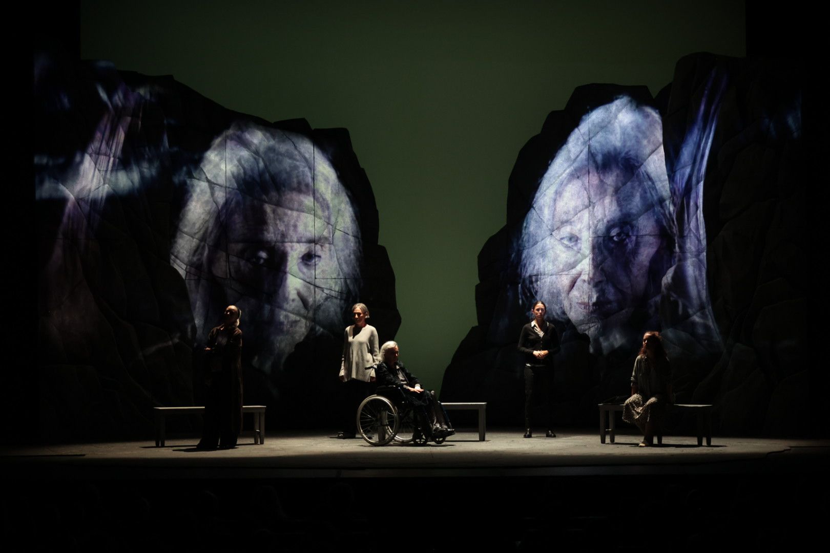 Ambiente a las puertas del Cuyás por el estreno de la obra de Nuria Espert y Mario Gas