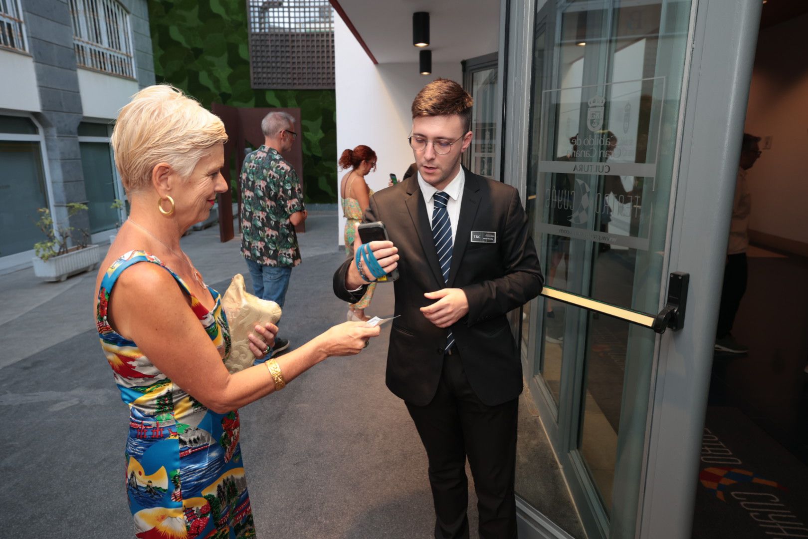 Ambiente a las puertas del Cuyás por el estreno de la obra de Nuria Espert y Mario Gas
