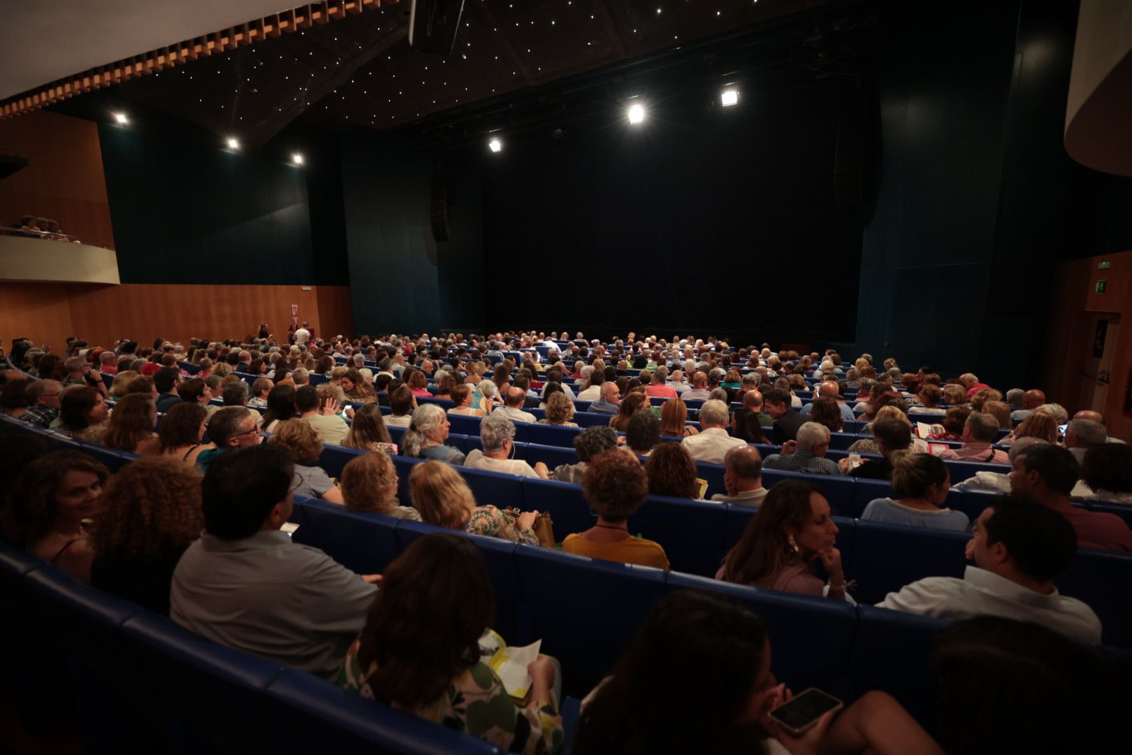 Ambiente a las puertas del Cuyás por el estreno de la obra de Nuria Espert y Mario Gas
