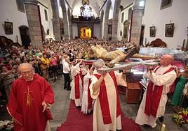 La subida del Cristo de Telde al altar, en imágenes