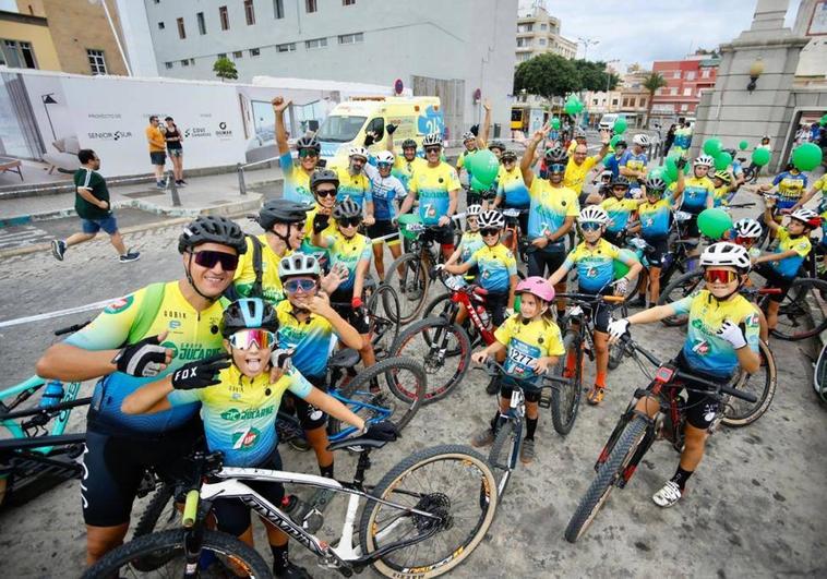 Miles de ciclistas pedalean por la capital grancanaria