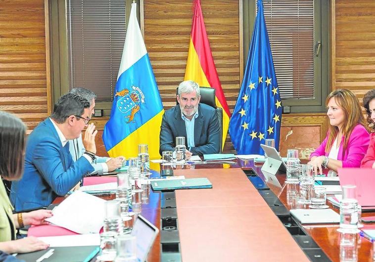Clavijo pedirá a la UE una reunión «de alto nivel» junto a Lampedusa para la inmigración