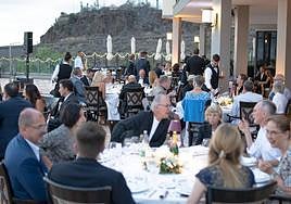 Imagen de los invitados, en la terraza de Casa León Royal Retreat.