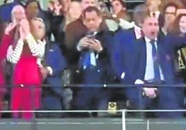 Captura de vídeo en la que se deja ver el grosero comportamiento de Luis Rubiales en el palco del estadio en el que la selección femenina de España ganó el mundial.