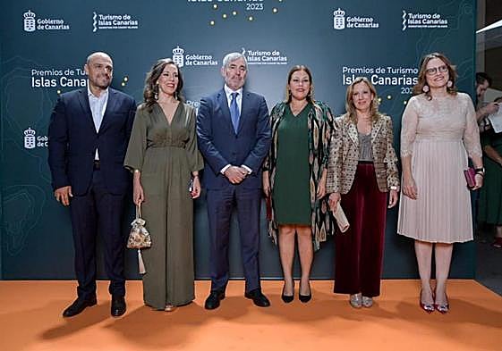Clavijo (centro) presidió el acto junto a la consejera de Turismo y Empleo del Gobierno de Canarias, Jéssica de León. El acto contó también con la asistencia de la presidenta del Cabildo de Tenerife, Rosa Dávila, y el consejero de Cultura, Museo y Deportes del Cabildo de Tenerife, José Carlos Acha.