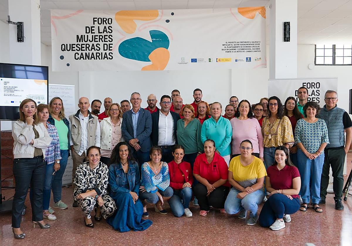 Imagen de familia del Foro de Mujeres Queseras de Canarias celebrado ayer en Fagagesto, Gáldar.