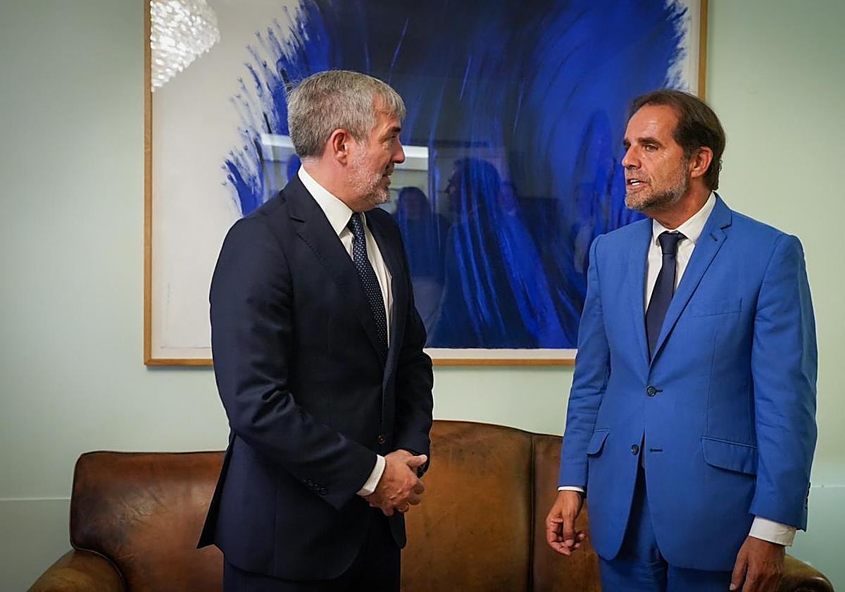 Fernando Clavijo (izq,) y Miguel Albuquerque, presidentes de Canarias y Madeira, en la reunión celebrada este jueves en Funchal.