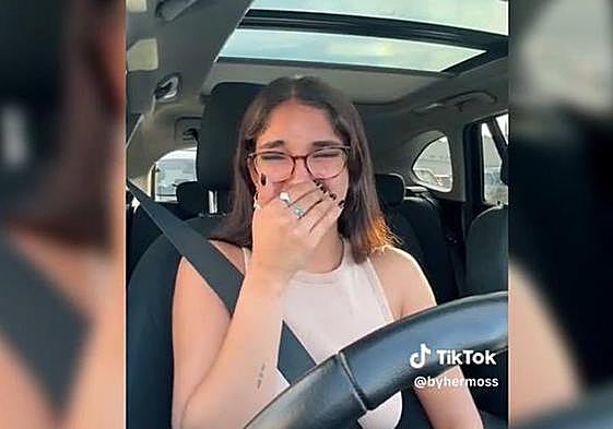 La tiktoker, llorando al recordar la historia en una tienda de móviles.