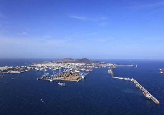 La Isleta recela de la instalación del gas en el Puerto y advierte de sus riesgos