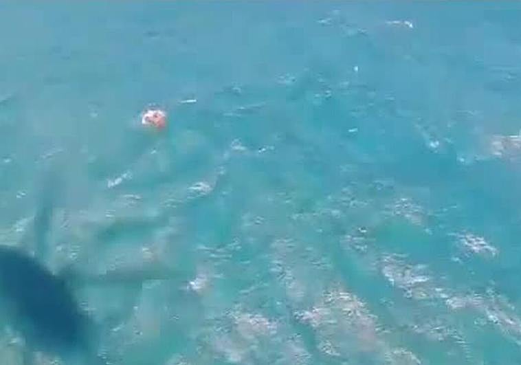 Rescatan a un bañista en apuros en la playa del Cabrón