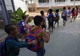 Imagen de archivo de menores entrando al colegio. Educación es el servicio social que menos ha crecido entre 2009 y 2022 en Canarias.