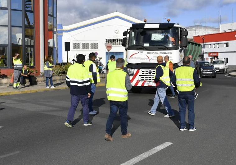 La huelga del transporte tensiona a los distintos sectores económicos de Canarias