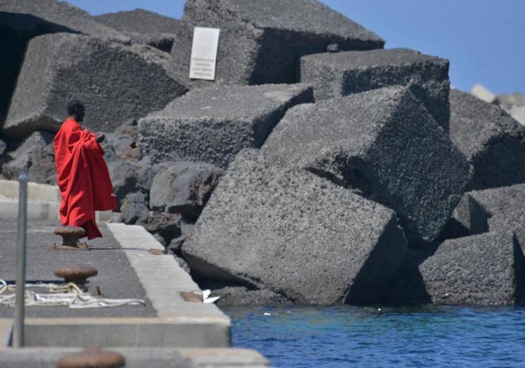 Una embarcación con 33 personas a bordo llega de madrugada a la isla de El Hierro