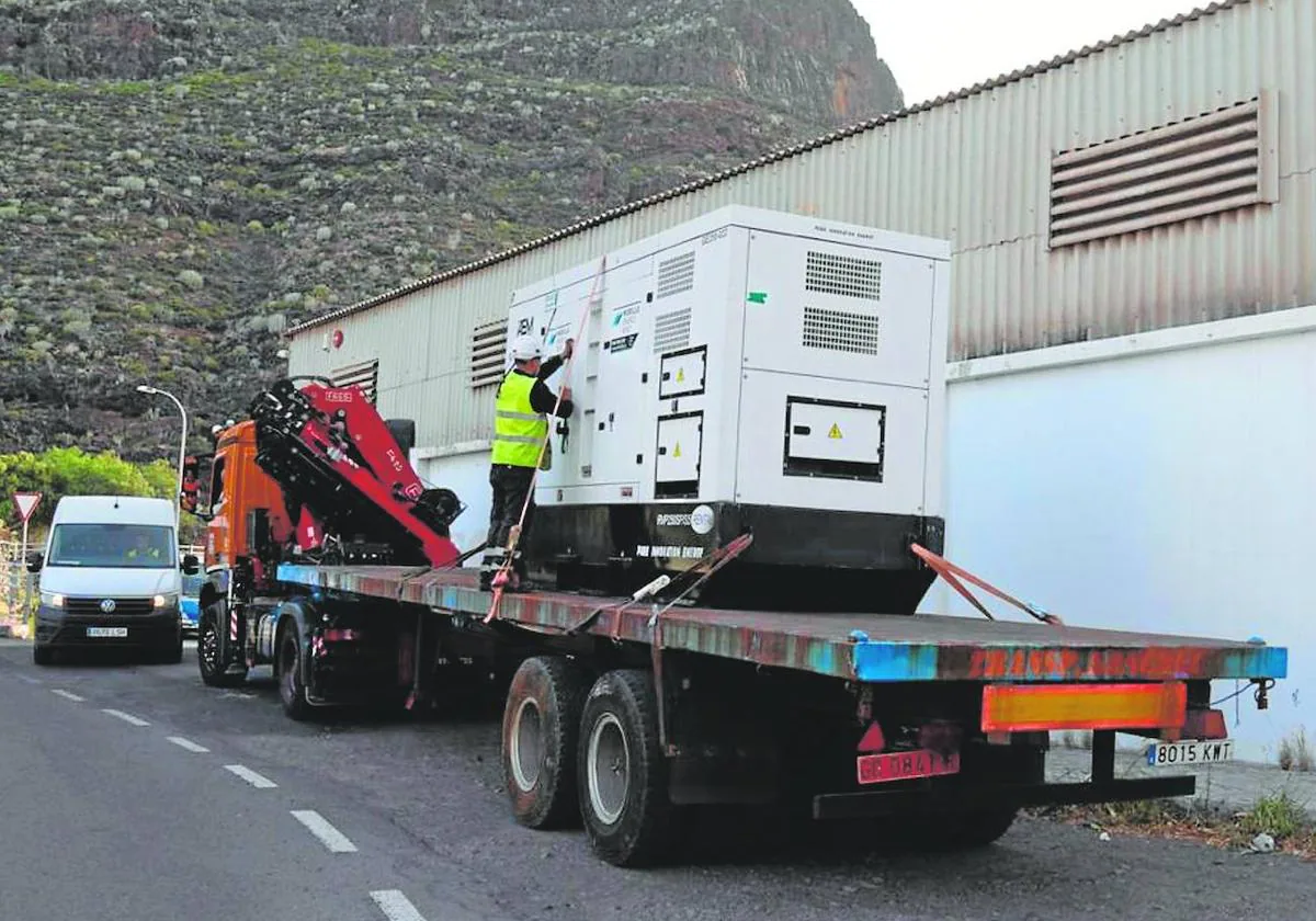 El cero energético de La Gomera obligó al traslado de grupos electrógenos de otras islas.