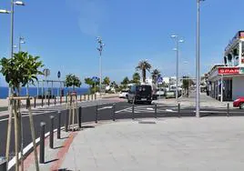 Tráfico en la remozada avenida de Las Playas de Puerto del Carmen.