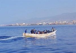 Un cayuco en el que viajaban 43 migrantes, 11 de ellos menores, ha llegado hoy sábado al puerto de Los Cristianos.