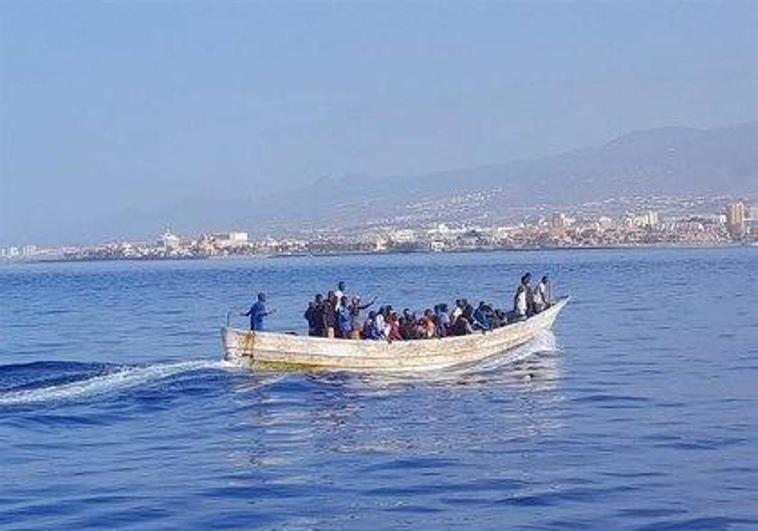 Un cayuco con 43 migrantes llega a Tenerife