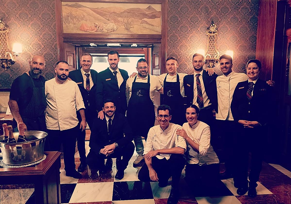 Equipo de Bardal y Poemas tras la cena celebrada el Hotel Santa Catalina.