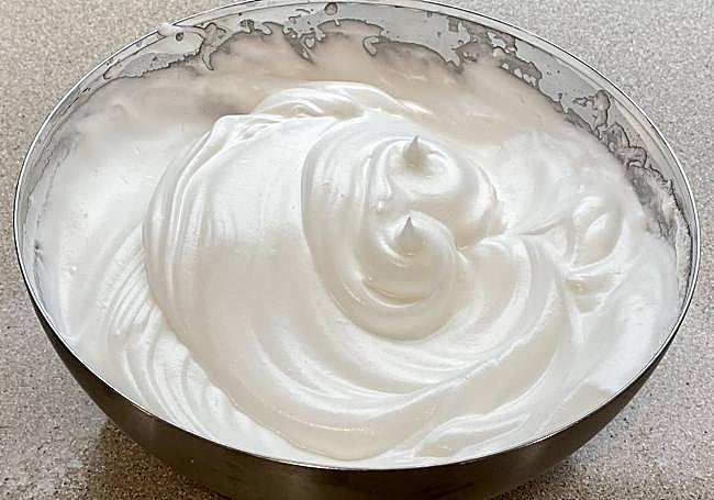 Claras montadas a punto de nieve firme