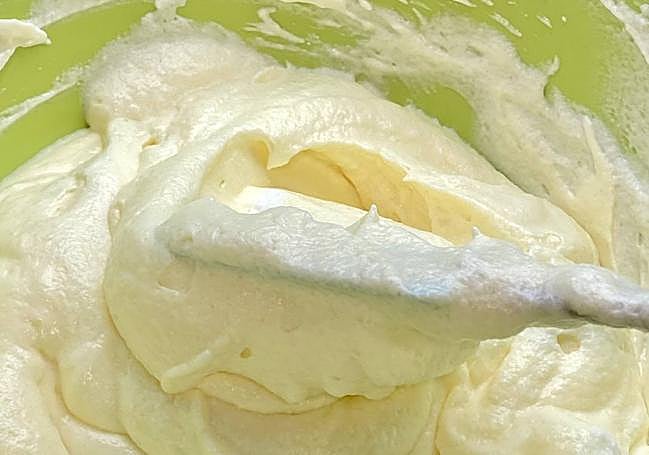 Integramos crema y claras con movimientos envolventes