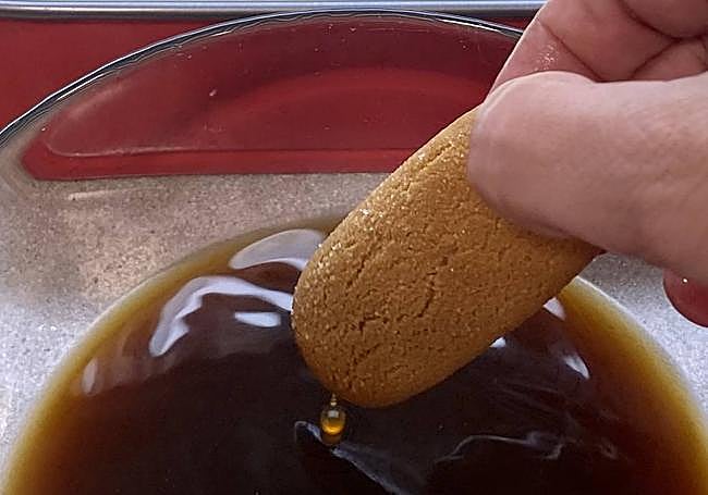 Mojamos los bizcochos en el café