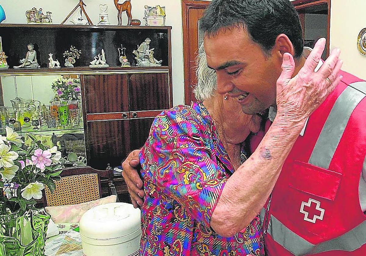 Imagen de archivo del servicio de ayuda con la comida que presta Cruz Roja en la ciudad.