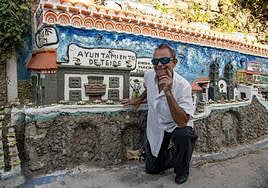 Salvador Sánchez posa delante del Ayuntamiento de Telde en miniatura.