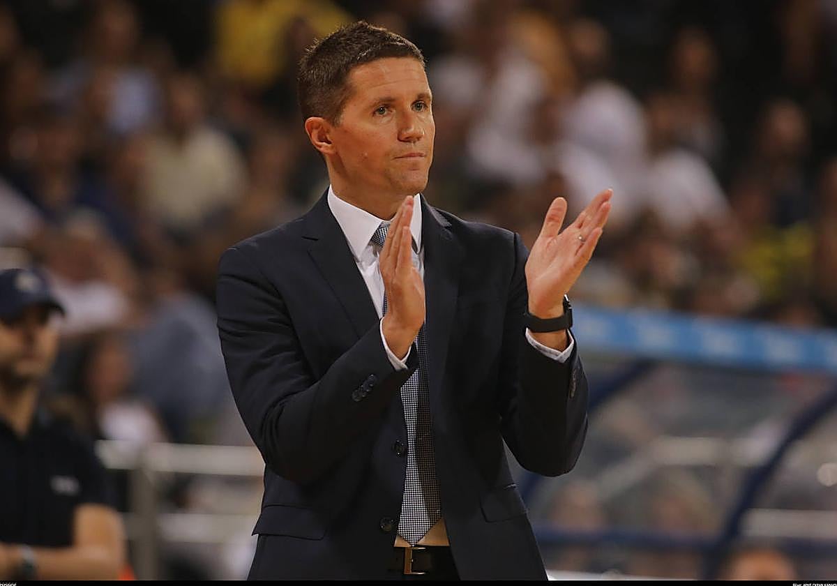 Jaka Lakovic aplaude durante un lance del encuentro.