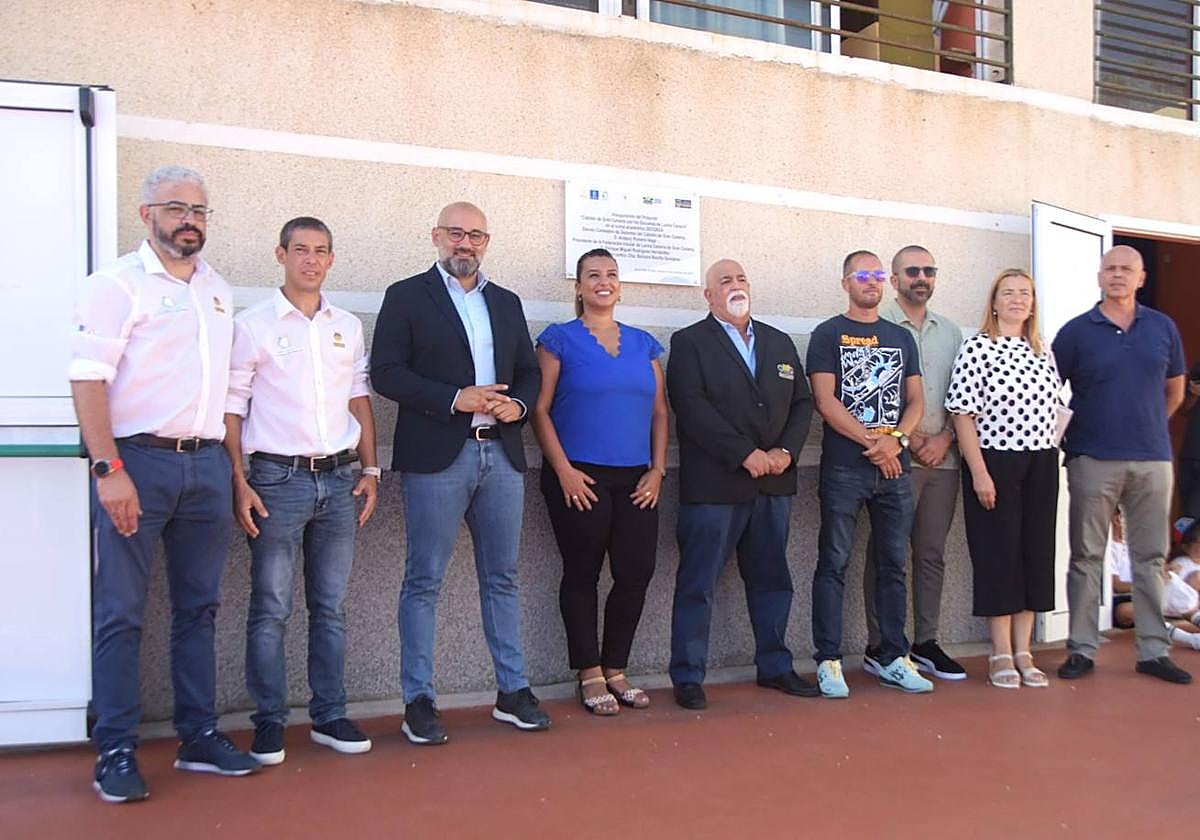 Posado de rigor de las autoridades políticas y deportivas en el acto celebrado en Arucas.