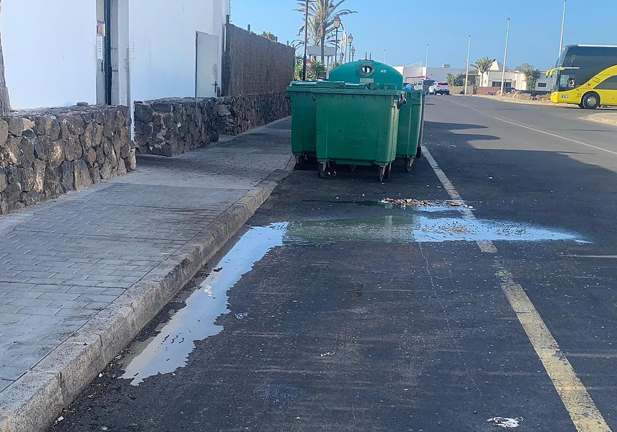 Restos junto a contenedores.