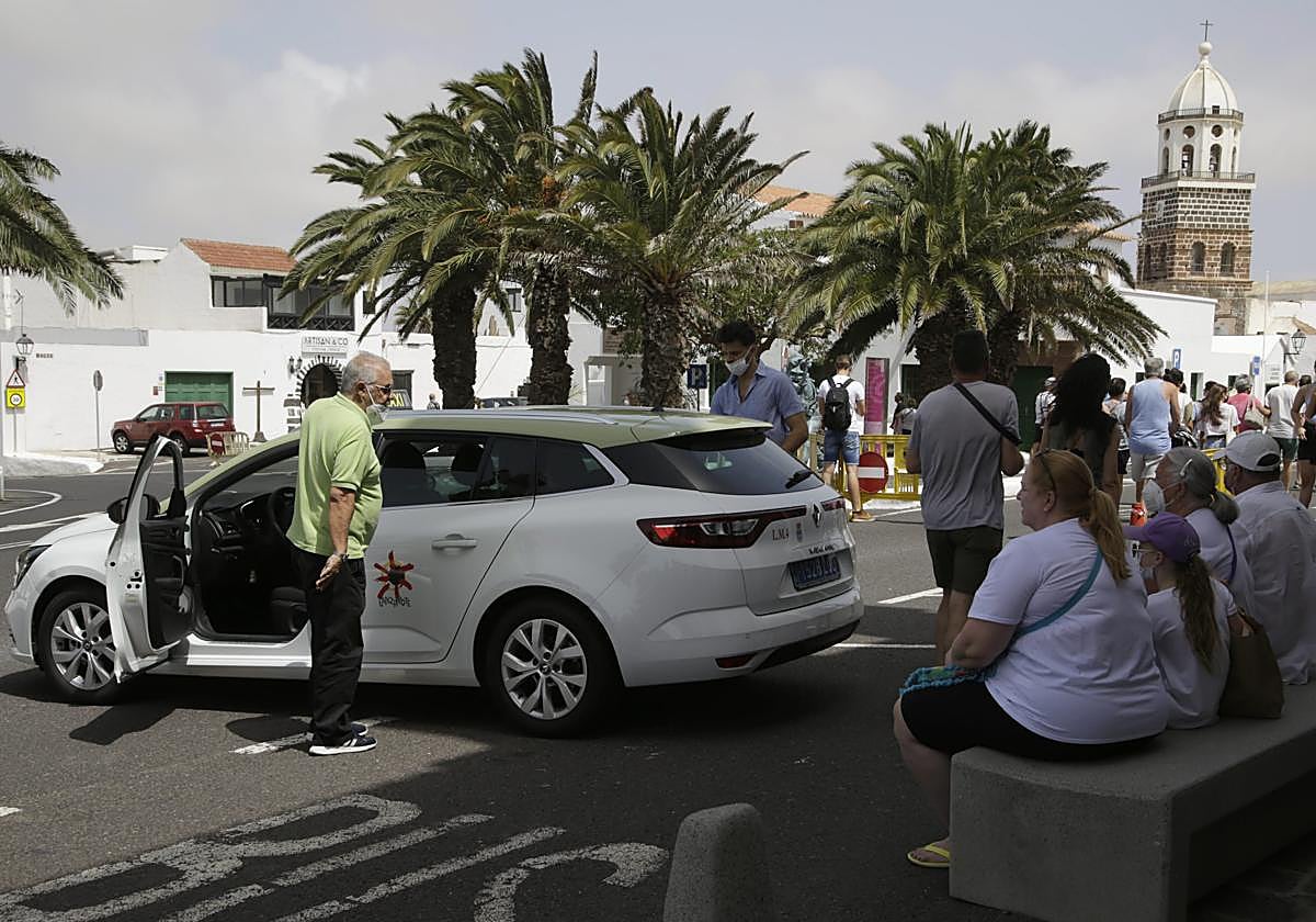 Taxi en una parada de la antigua capital insular.