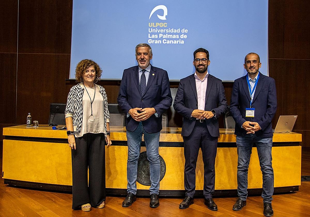 Ángela Alcalá, de CRUE de Asuntos Estudiantiles; Lluís Serra, el rector de la ULPGC; Jafeth Alonso, director de Universidades, y David Sánchez, vicerrector.