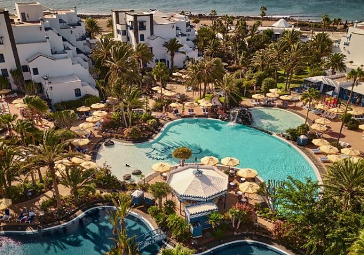 Hotel Seaside Los Jameos y el centro Nacional de Prevención del Cáncer.