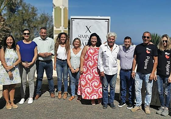 Los seis artistas, el alcalde Alejandro Jorge y otros representantes municipales en La Pared.
