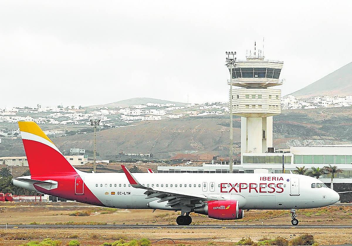 Un avión de Iberia Express aterriza en el aeropuerto de Lanzarote.