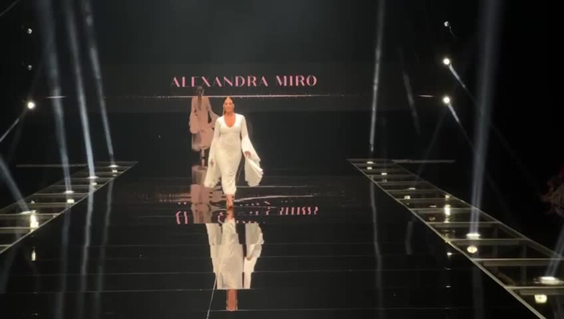 Blanco, oro y transparencias, la propuesta de Alexandra Miro