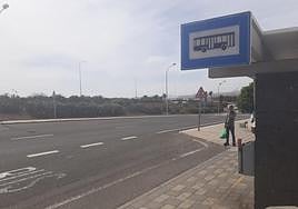 Parada de guaguas en Playa Honda, próxima al espacio que acogerá el nuevo túnel.