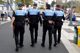 Patrulla de agentes de la Policía Local de Arrecife.