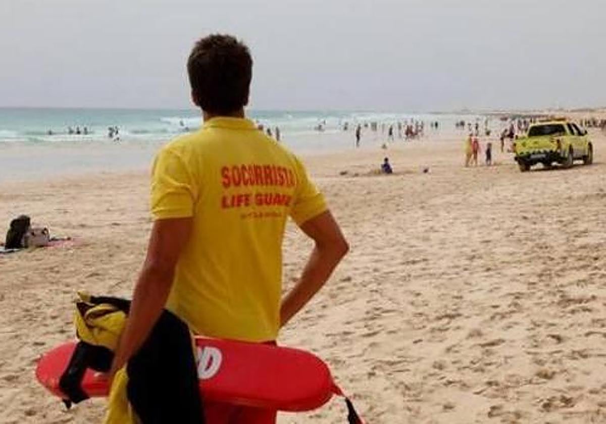 Imagen de archivo de un socorrista en una playa.