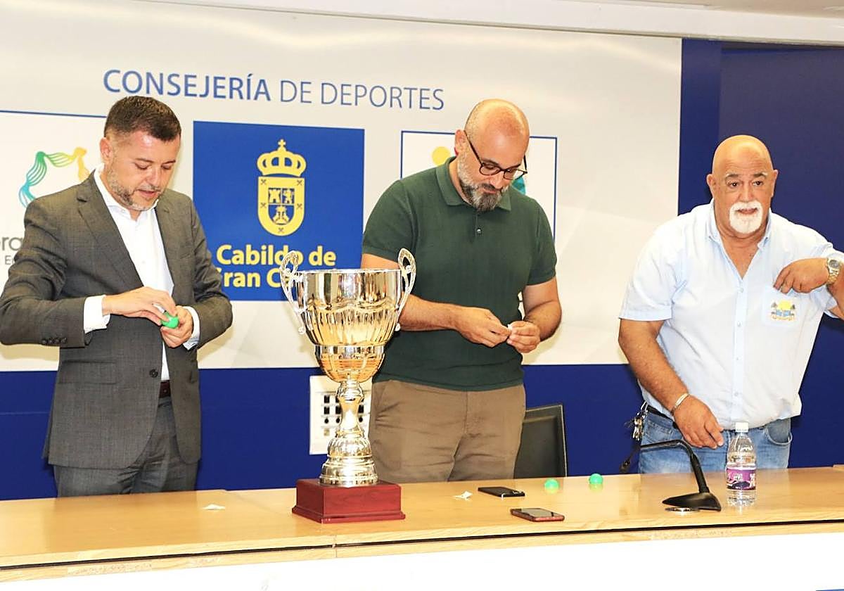 Teodoro Sosa, Aridany Romero y Enrique Rodríguez, durante el sorteo.